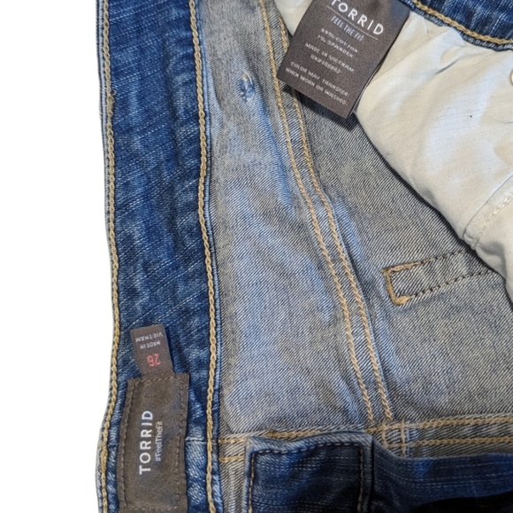 Torrid Denim Blue Distressed Women Shorts Soze 26 - Picture 5 of 6